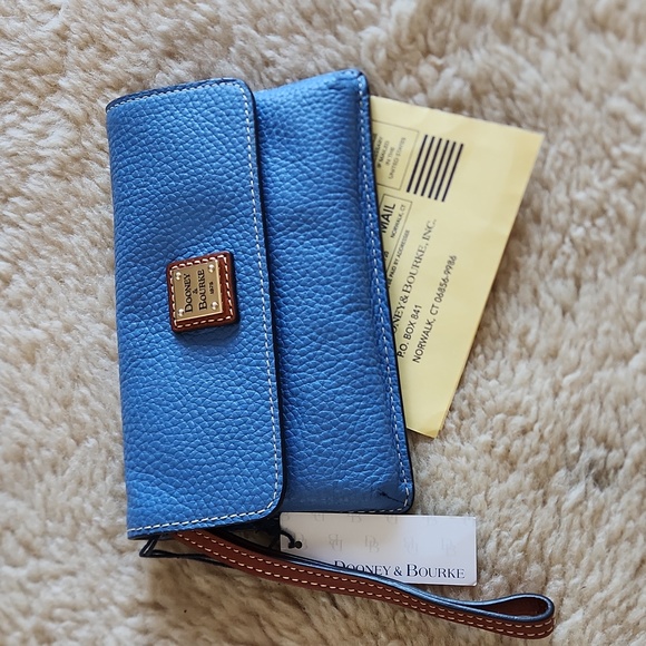 Gorgeous NWT Dooney & Bourke Blue Pebbled Leather Flap Over Wristlet 💙 - Picture 12 of 15